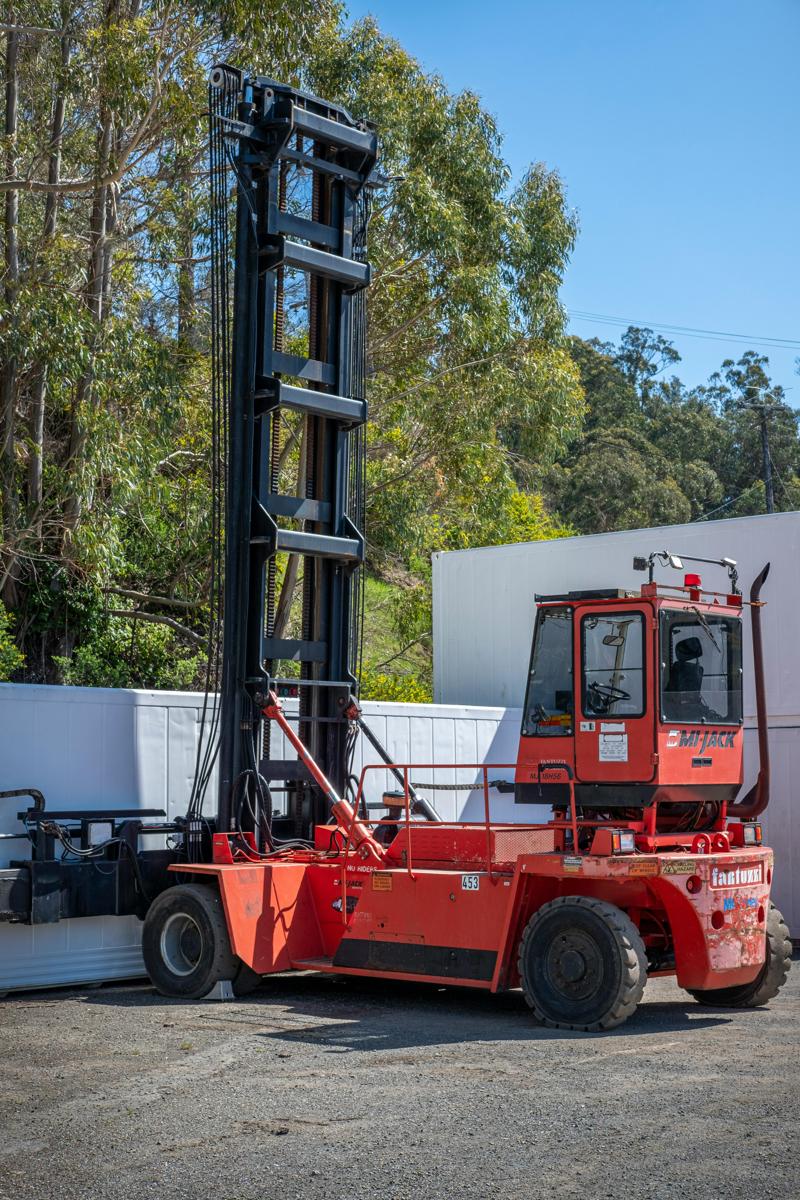 forklift operator-0ff033097978451db79da22723e9de7d.jpg forklift operator