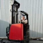 Rodzaje wózków widłowych: przewodnik po napędach, konstrukcjach i zastosowaniach